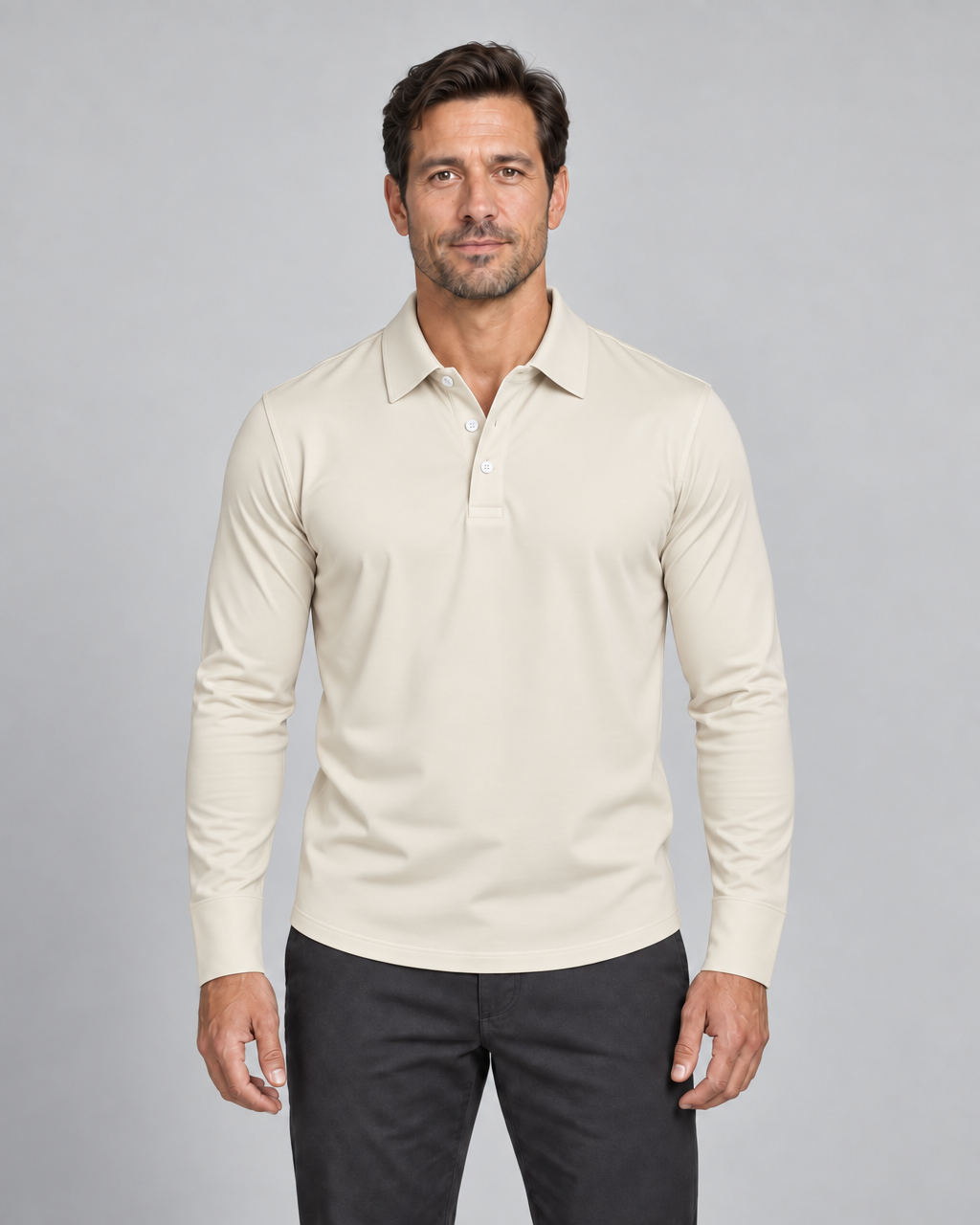Mężczyzna w beżowej koszulce polo z długim rękawem, widok z przodu od głowy do ud